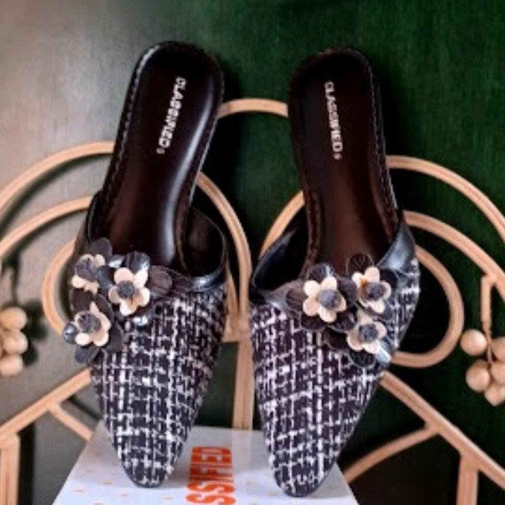 CLASSIFIED Black, Gray & White Mule, NEW! size 6.5  Floral accents, boucle cloth